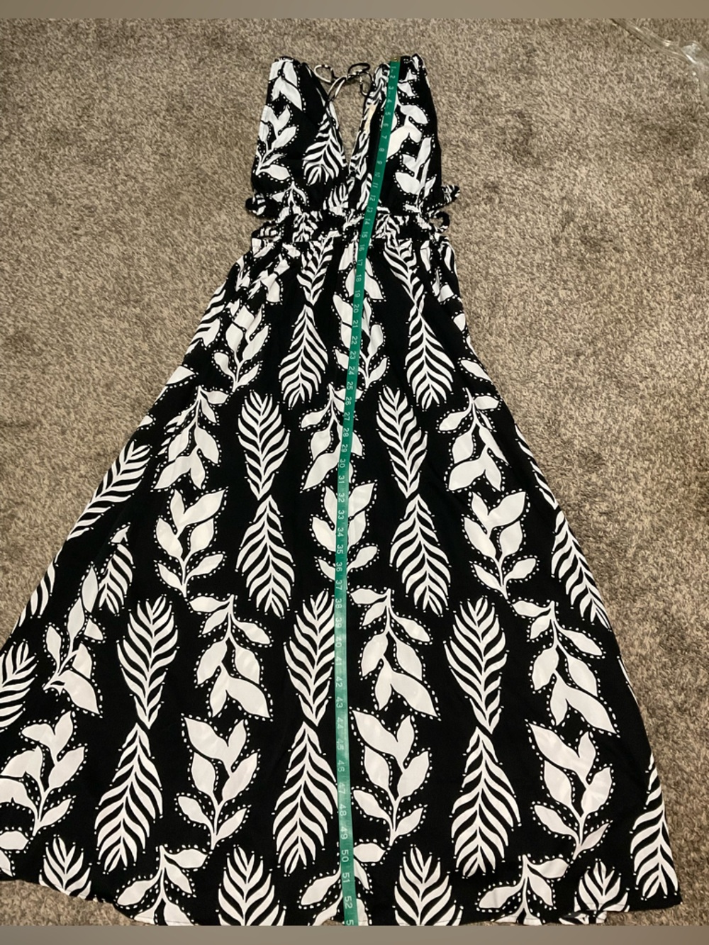 NWT Indulge in Style Black & White Leaf-Print V-Neck Maxi Dress Medium - Picture 7 of 8